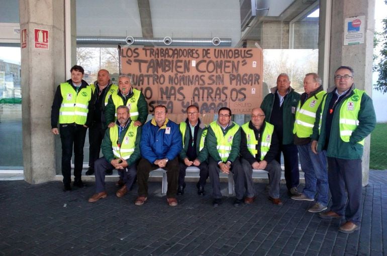 Trabajadores en huelga en el estación de autobuses de Don Benito