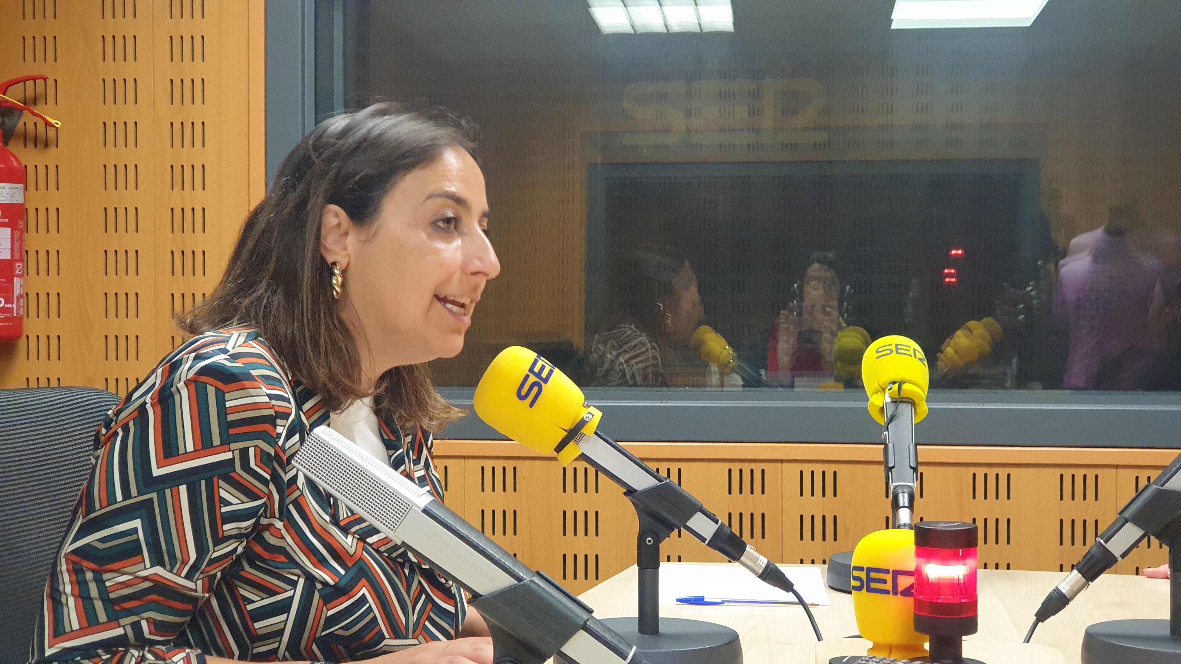 La alcaldesa de Palencia, Miriam Andrés, en los estudios de Radio Palencia de la Cadena Ser