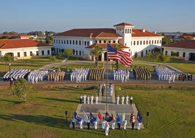 Ceremonia de la US Navy en la nueva plaza de armas de la base