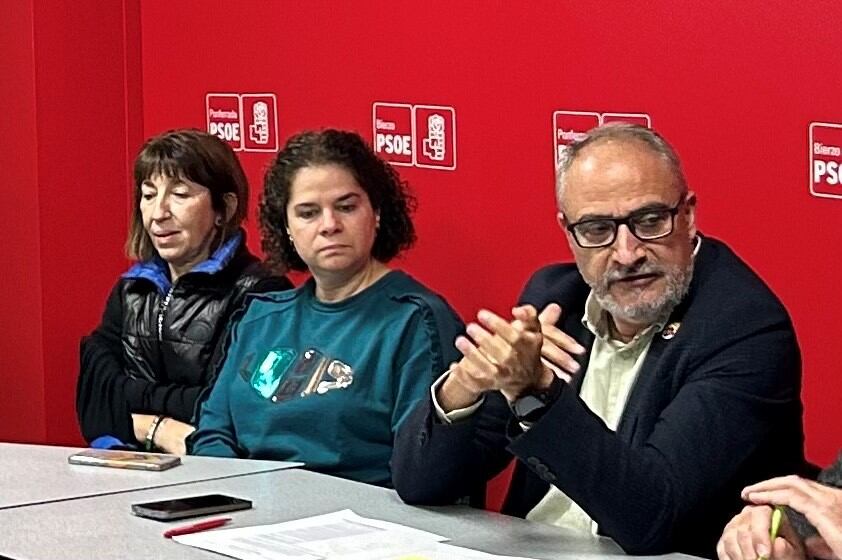 En el centro, la concejala socialista, Judit Lama