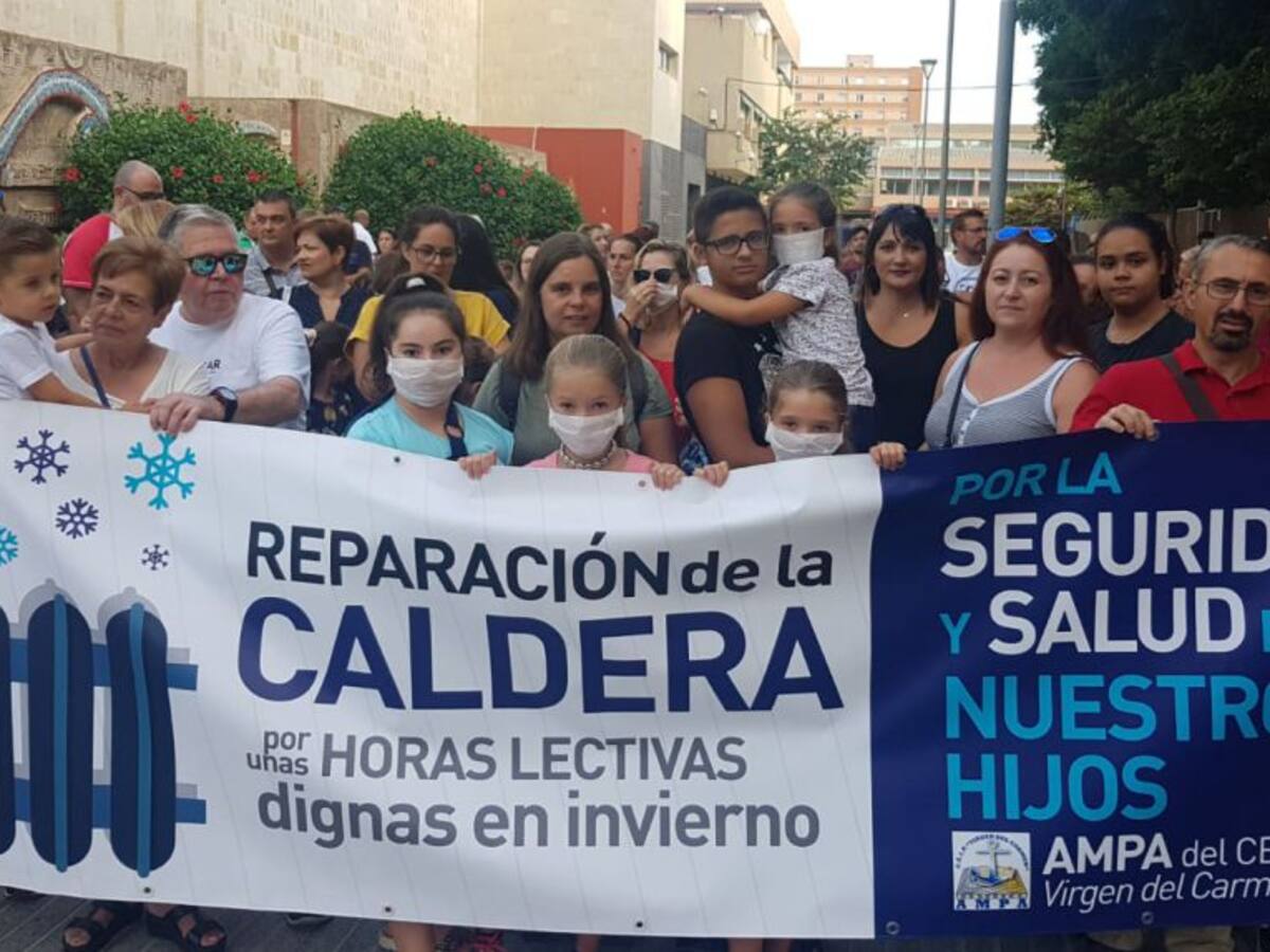 El curso escolar arranca con protestas contra el amianto en el Colegio Virgen del Carmen