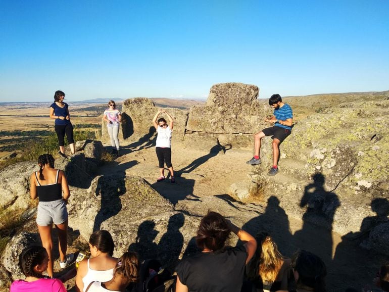 Grupo de teatro de Solosancho ensayando la obra en el Castro de Ulaca