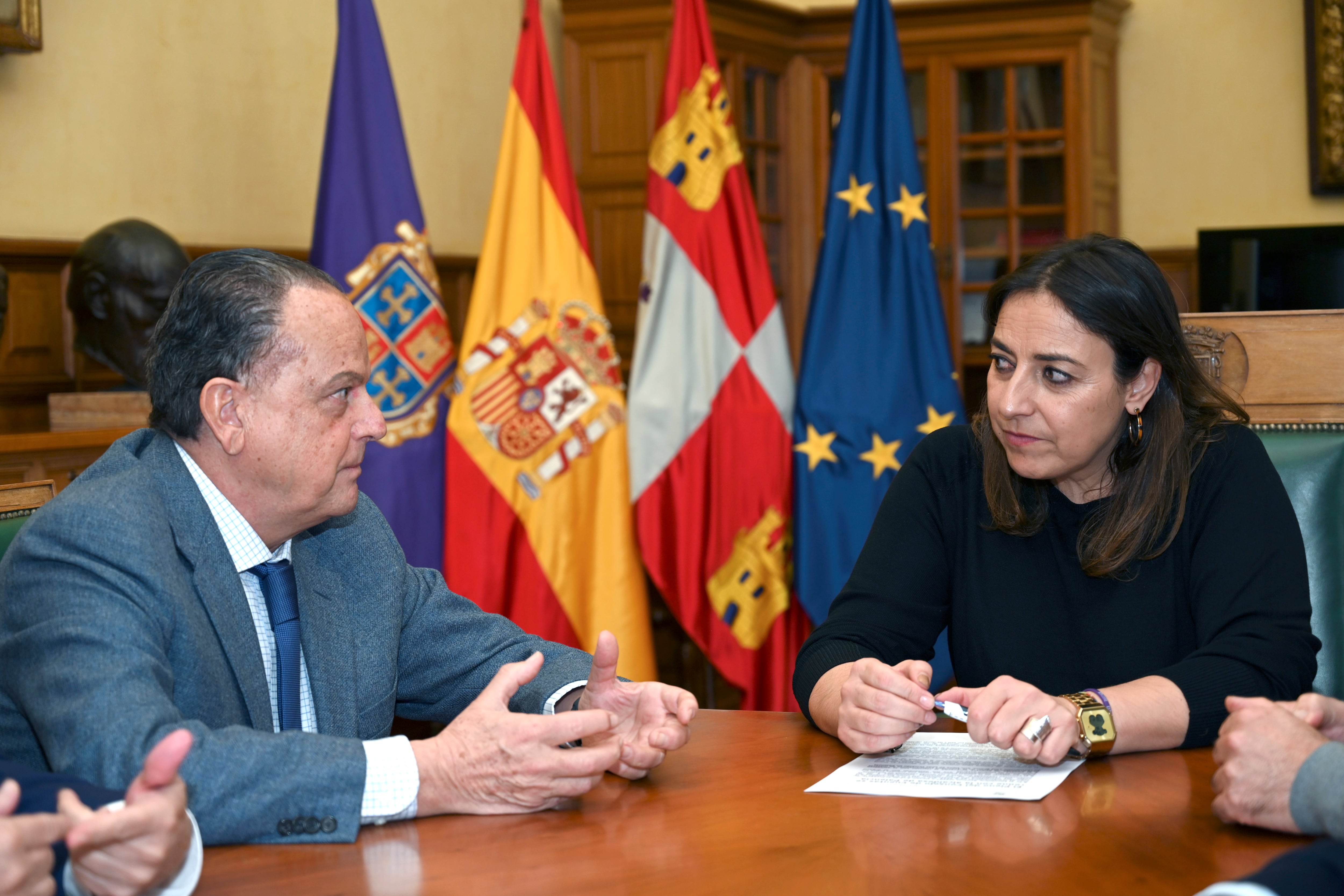 PALENCIA (CASTILLA Y LEÓN), 03/12/2024.- La alcaldesa de Palencia, Miriam Andrés, se reúne con el presidente del Consejo de Cuentas de Castilla y León, Mario Amilivia (i), este martes, en Palencia (Castilla y León). Amilivia, ha destacado el ejemplo de Palencia como la única capital de Castilla y León que tiene certificado el Esquema Nacional de Seguridad Informática y está a la vanguardia en materia de ciberseguridad. &quot;Palencia es la única capital de provincia de la Comunidad que cumple con el Esquema Nacional de Ciberseguridad&quot;, ha afirmado Amilivia en declaraciones a los medios de comunicación este martes antes de la reunión que ha mantenido el Pleno del Consejo de Cuentas, con sede en Palencia, con la alcaldesa de la ciudad, Miriam Andrés. EFE/ Almudena Álvarez
