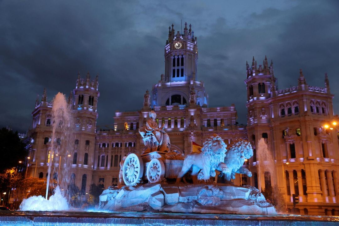 No es la primera vez que hablamos de ella en este programa. La estatua de la Cibeles que desde finales del siglo XVIII se levanta en el centro de la ciudad se ha convertido e un símbolo, un icono de la capital, casi un talismán.