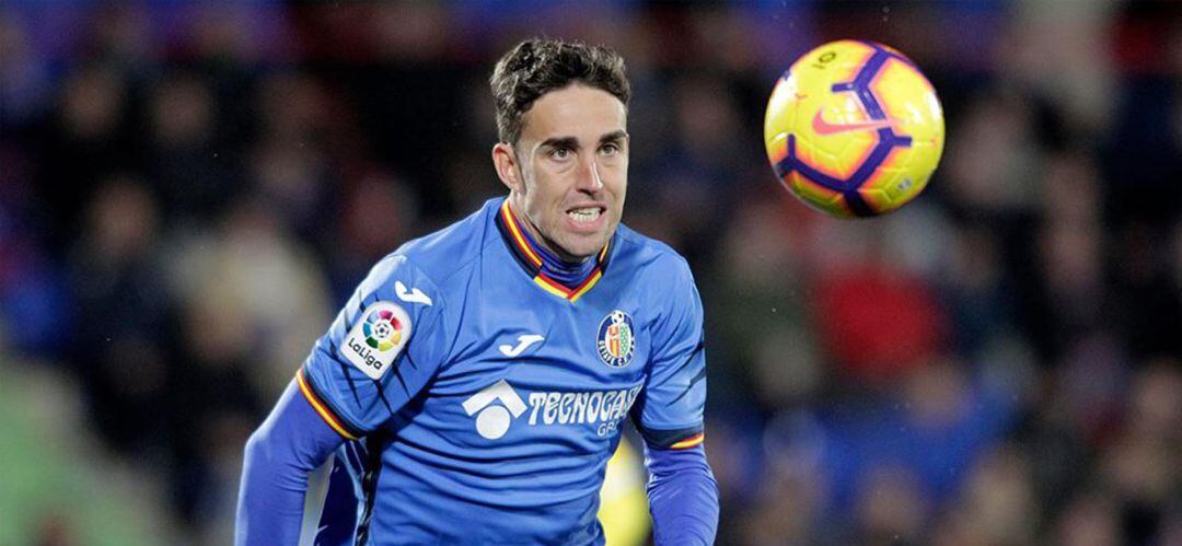 Mata persigue un balón durante un partido esta temporada.