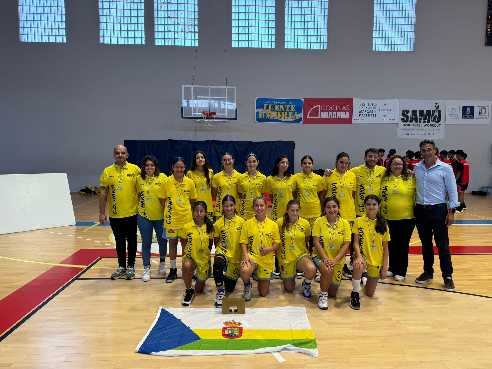 Jugadores y técnicos del Club Baloncesto ‘Haría La Vuelta Arriba’ con el alcalde, Alfredo Villalba.