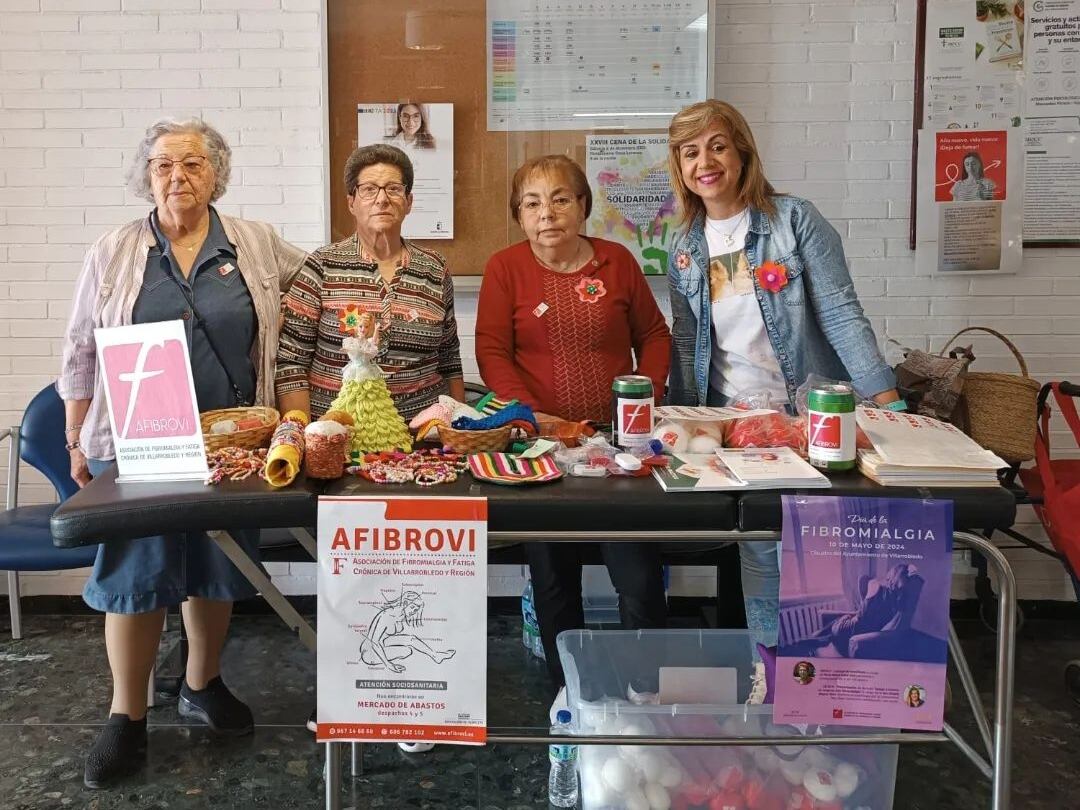 Afibrovi instala mesas con información sobre la fibromialgia en Villarrobledo