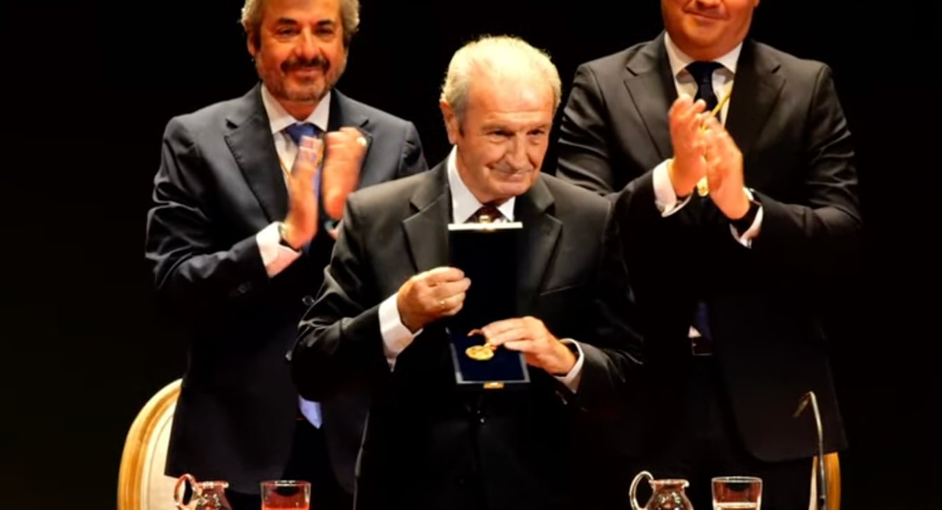 El sociólogo Manuel Pérez Yruela recibiendo la Medalla de la Ciudad de Córdoba