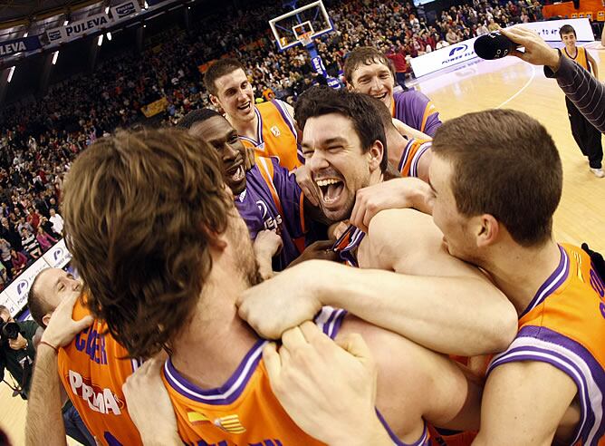 Los jugadores valencianistas celebran el triunfo