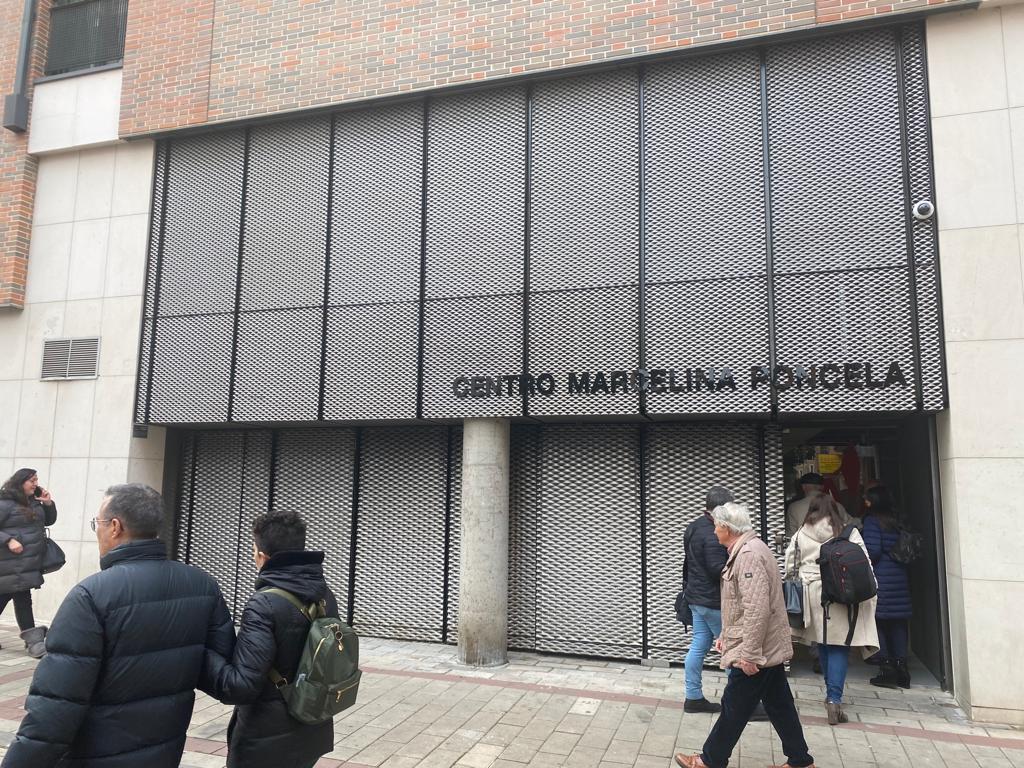 El alcalde de Valladolid, Óscar Puente, inauguró hoy acompañado por buena parte de la corporación municipal el Centro Marcelino Poncela