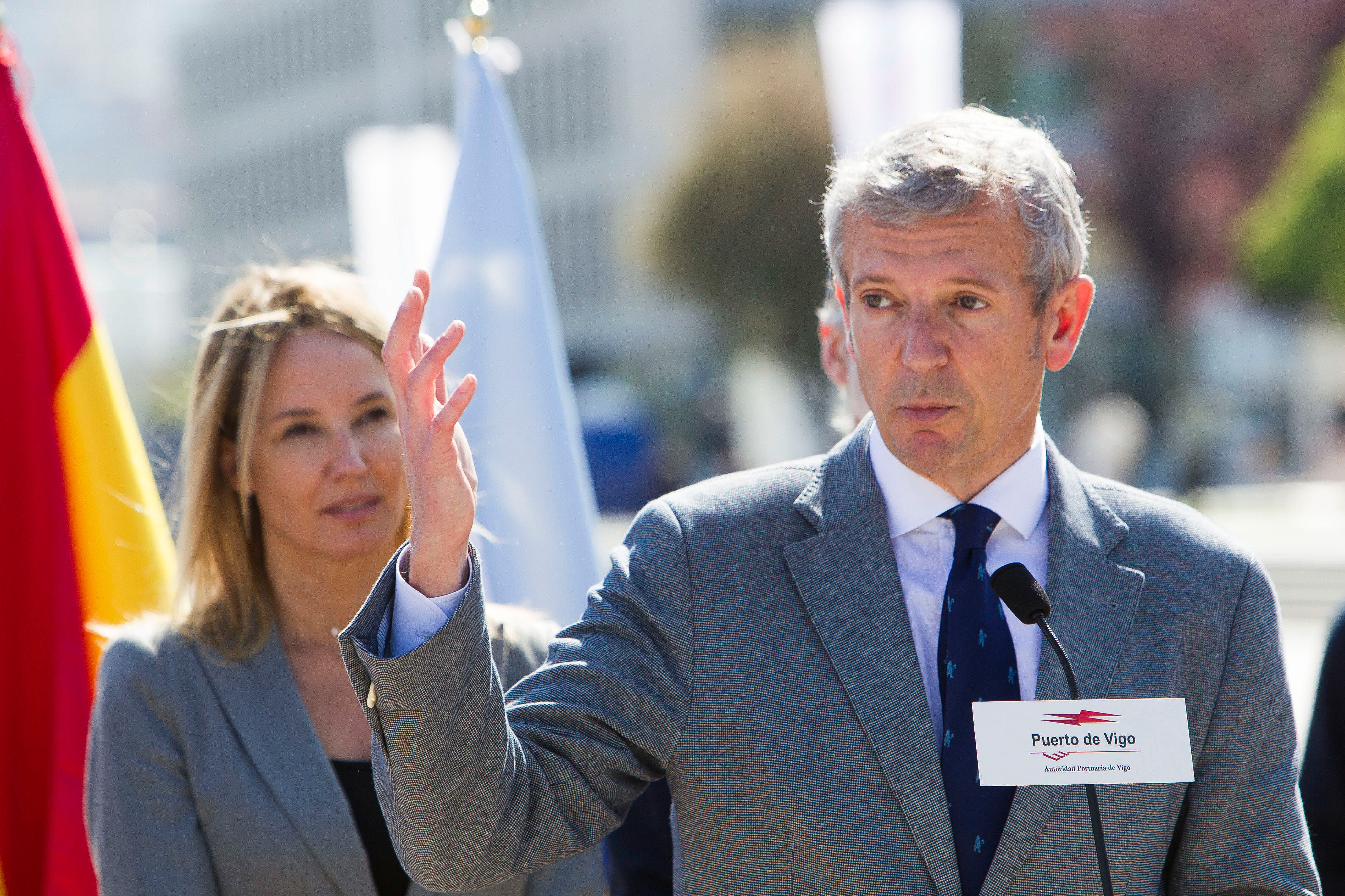 VIGO, 03/05/2022.- El vicepresidente primero de la Xunta de Galicia y sucesor de Feijóo al frente del Ejecutivo gallego, Alfonso Rueda (d), participa este martes en la inauguración del Paseo das Avenidas, en Vigo. Rueda, ha asegurado este martes que no hablará del nuevo Gobierno mientras no sea investido presidente autonómico por el Parlamento de Galicia durante el pleno que se celebrará los próximos días 10 y 12 de mayo. EFE/Salvador Sas
