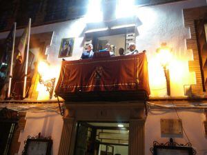 Momento del Pregón desde el balcon principal del Ayuntamiento