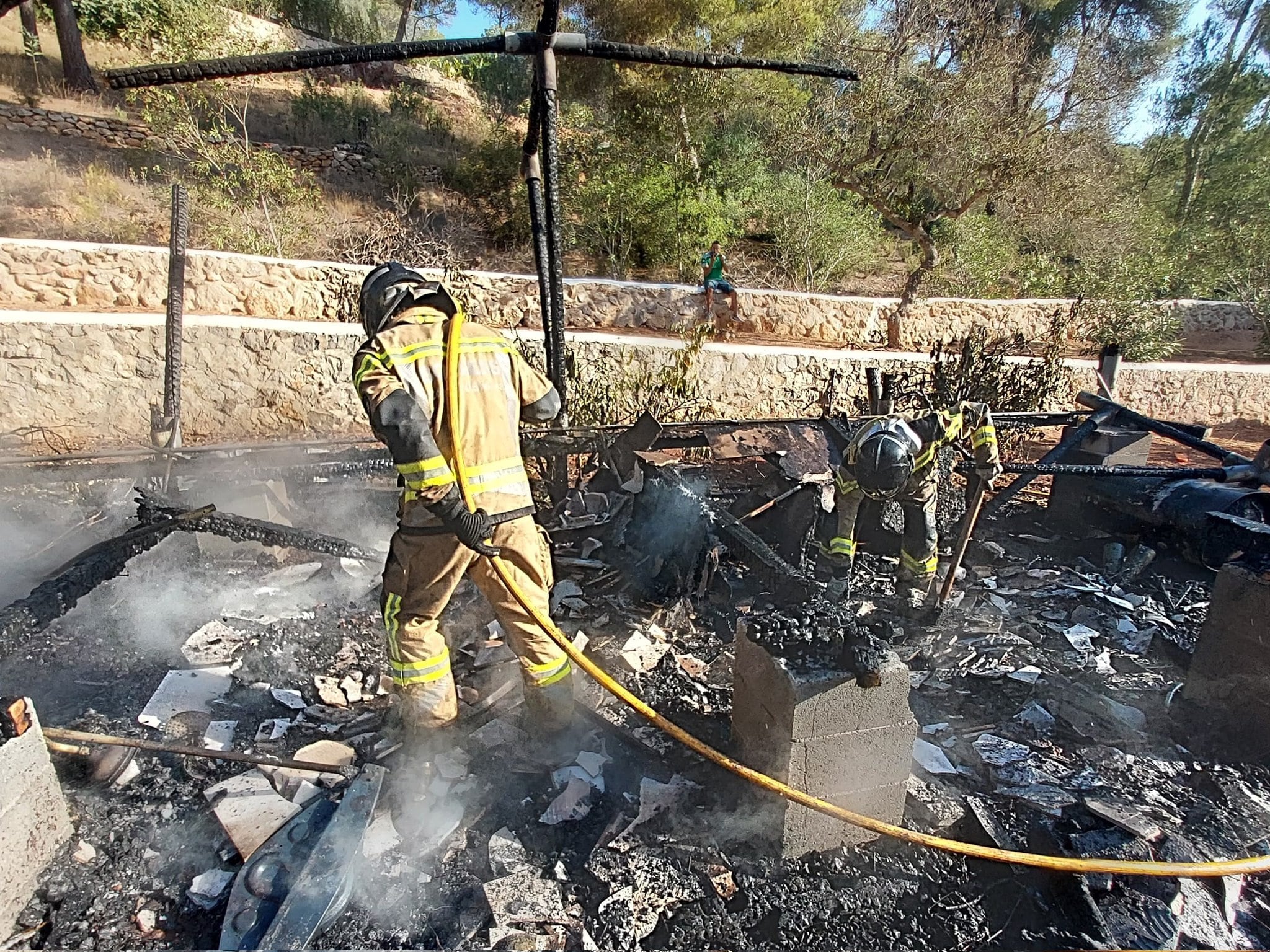 Imagen de archivo de los bomberos extinguiendo un incendio