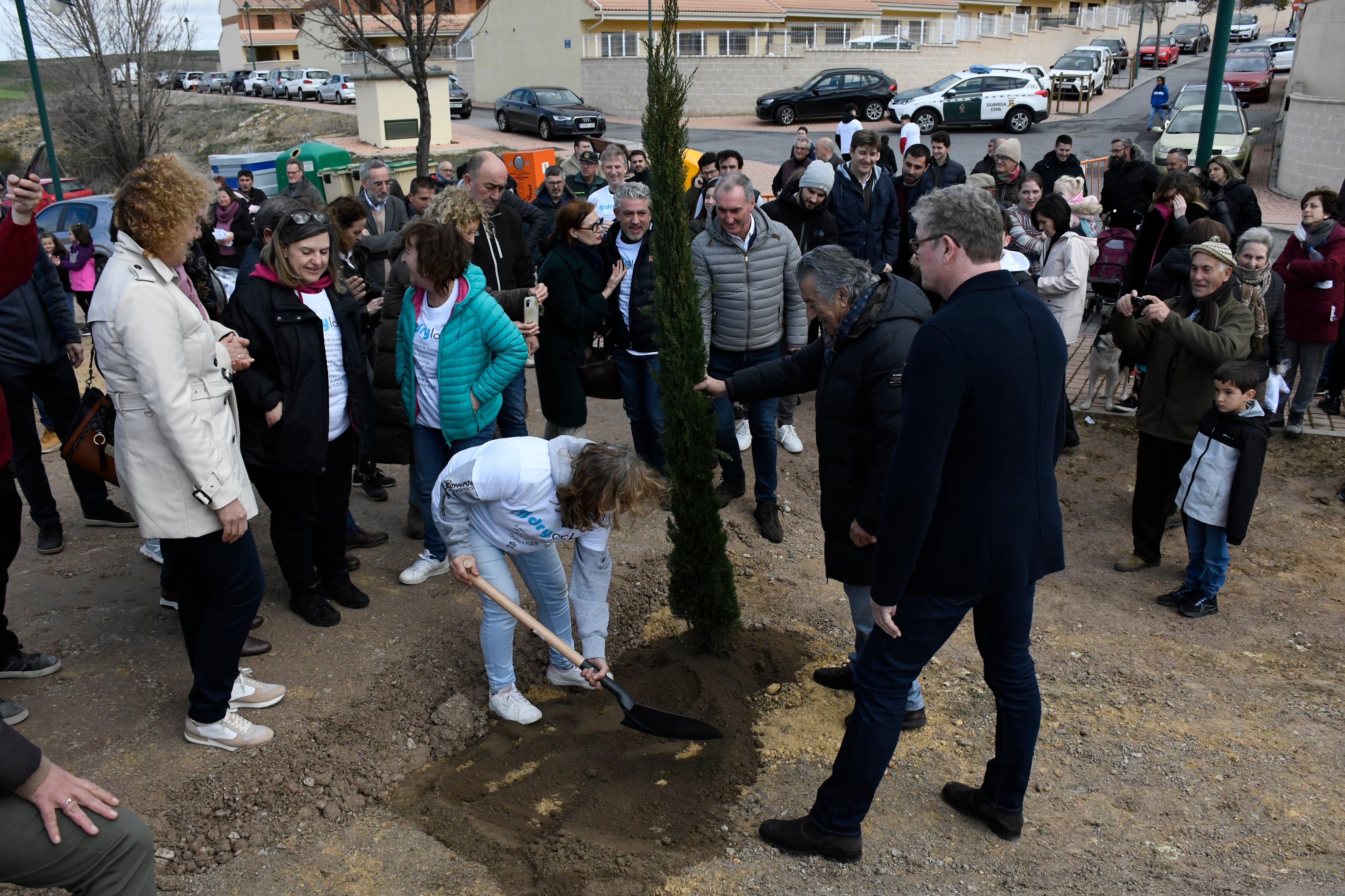 Se inicia la plantación de un bosque con cerca de un millar de árboles en el entorno de Bernuy