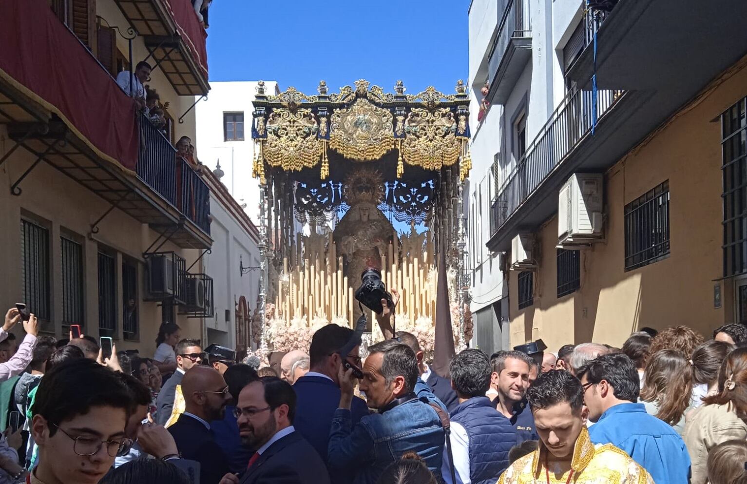 La Hermandad del Buen Fin, en la imagen su paso de palio, fue la segunda del día y salió dos horas antes de lo habitual