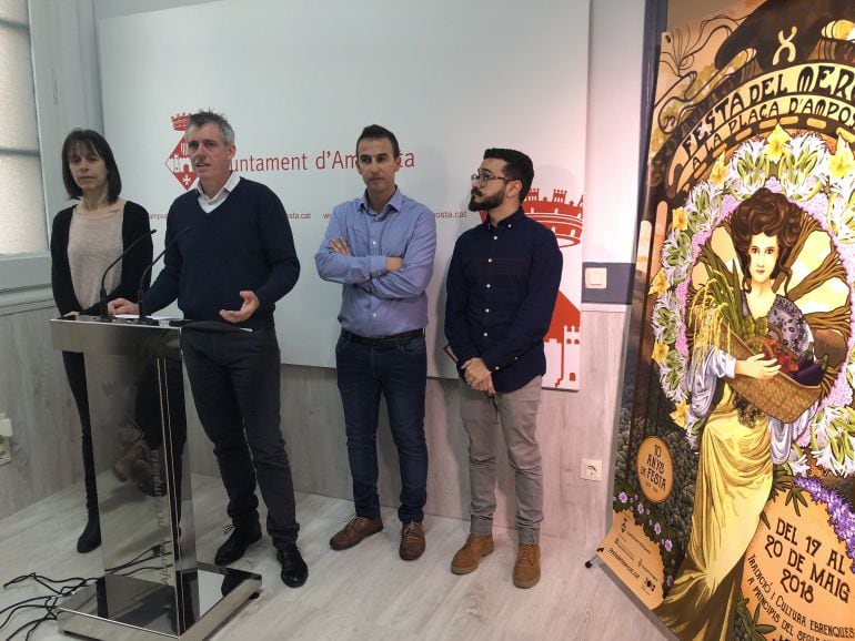 Un moment de la presentació del cartell anunciador de la X Festa del Mercat a la Plaça d&#039;Amposta, que es celebrarà entre el 17 i el 20 de maig.