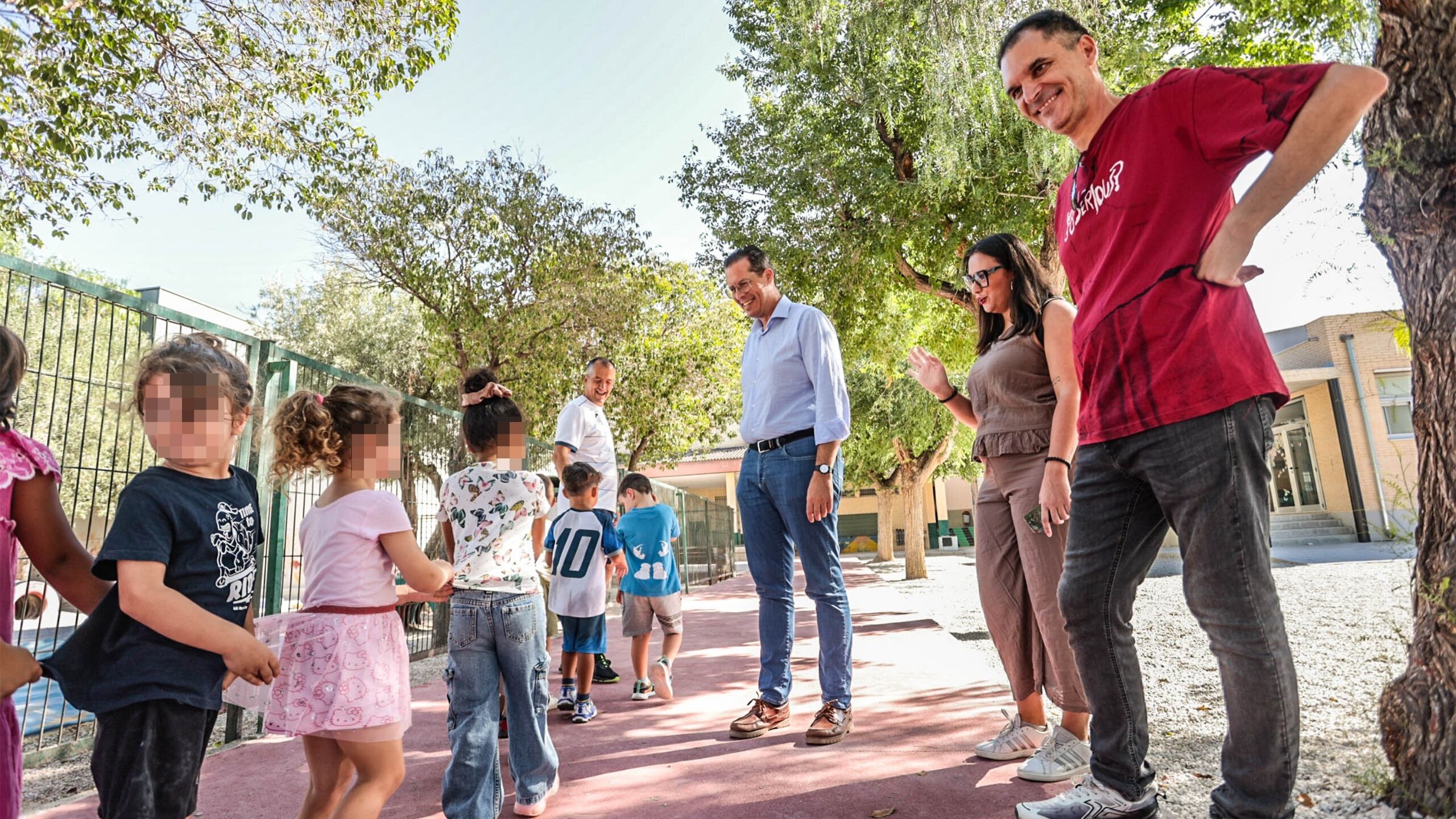 El alcalde de Elda, Rubén Alfaro; y la edil de Educación, María Gisbert; han visitado las obras realizadas en el centro