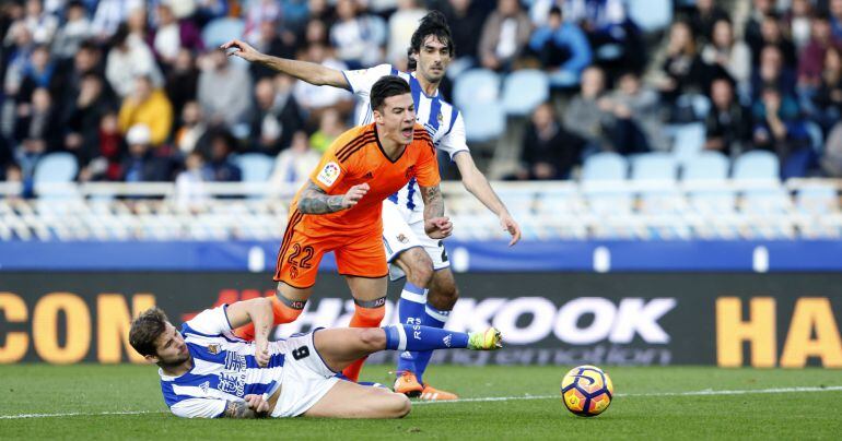 Santi Mina cae en el área por una entrada de Carlos Martínez