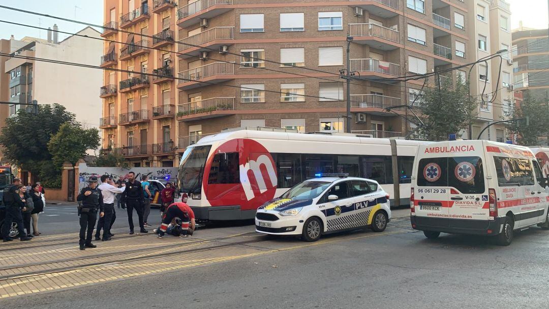 El tranvía arrolla a un ciclista en la calle Sagunto