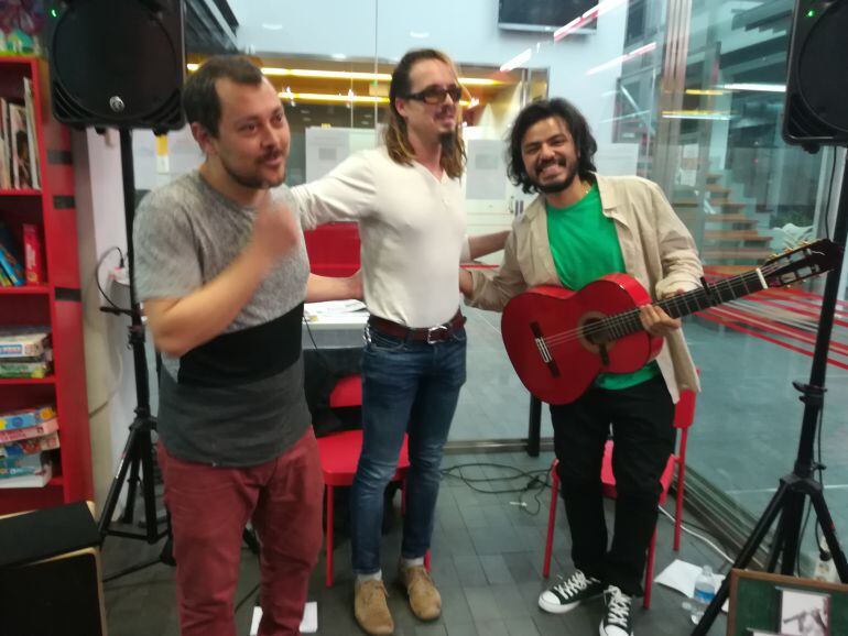 Samuel Brogeras, con Juan Paulo Podesta ((izq) y Maurizio Delrío en El RIncón del Cóctel