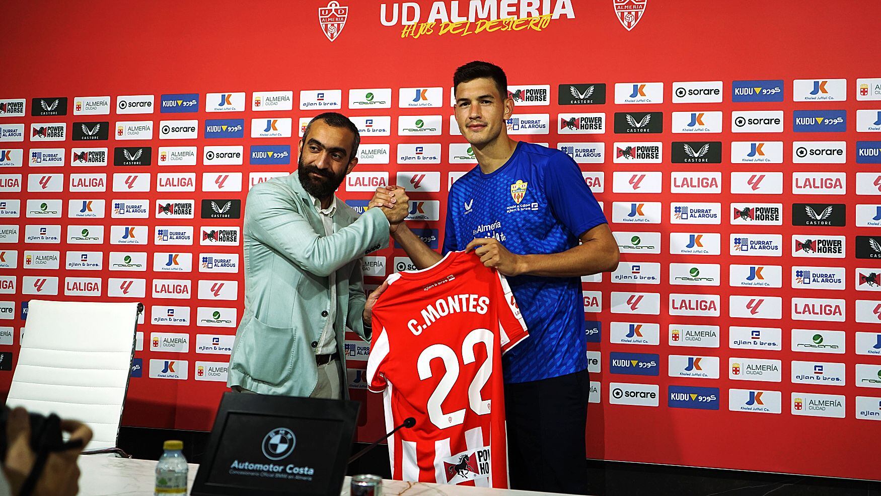 Mohamed El Assy presentando a César Montes.