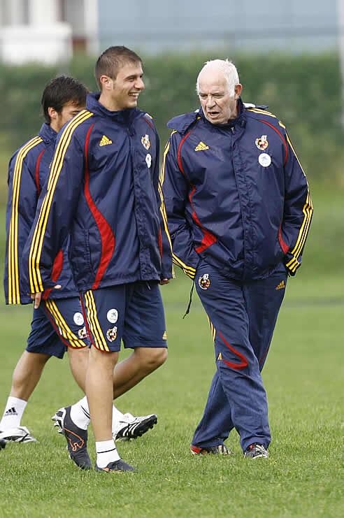 Joaquín y Luis Aragonés hablan durante uno de los entrenamientos en Reikiavik