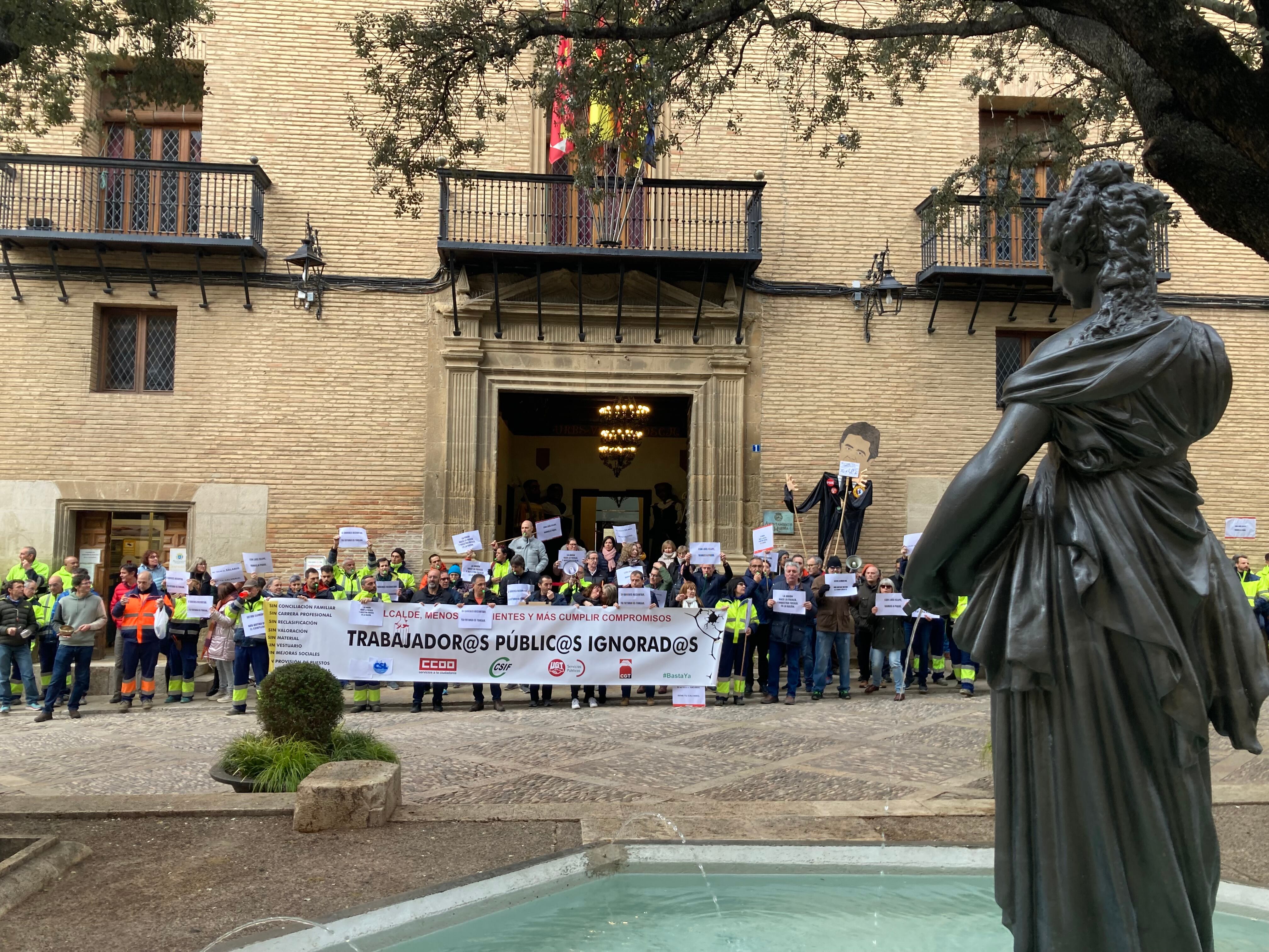 Protesta de los trabajadores municipales del Ayuntamiento de Huesca