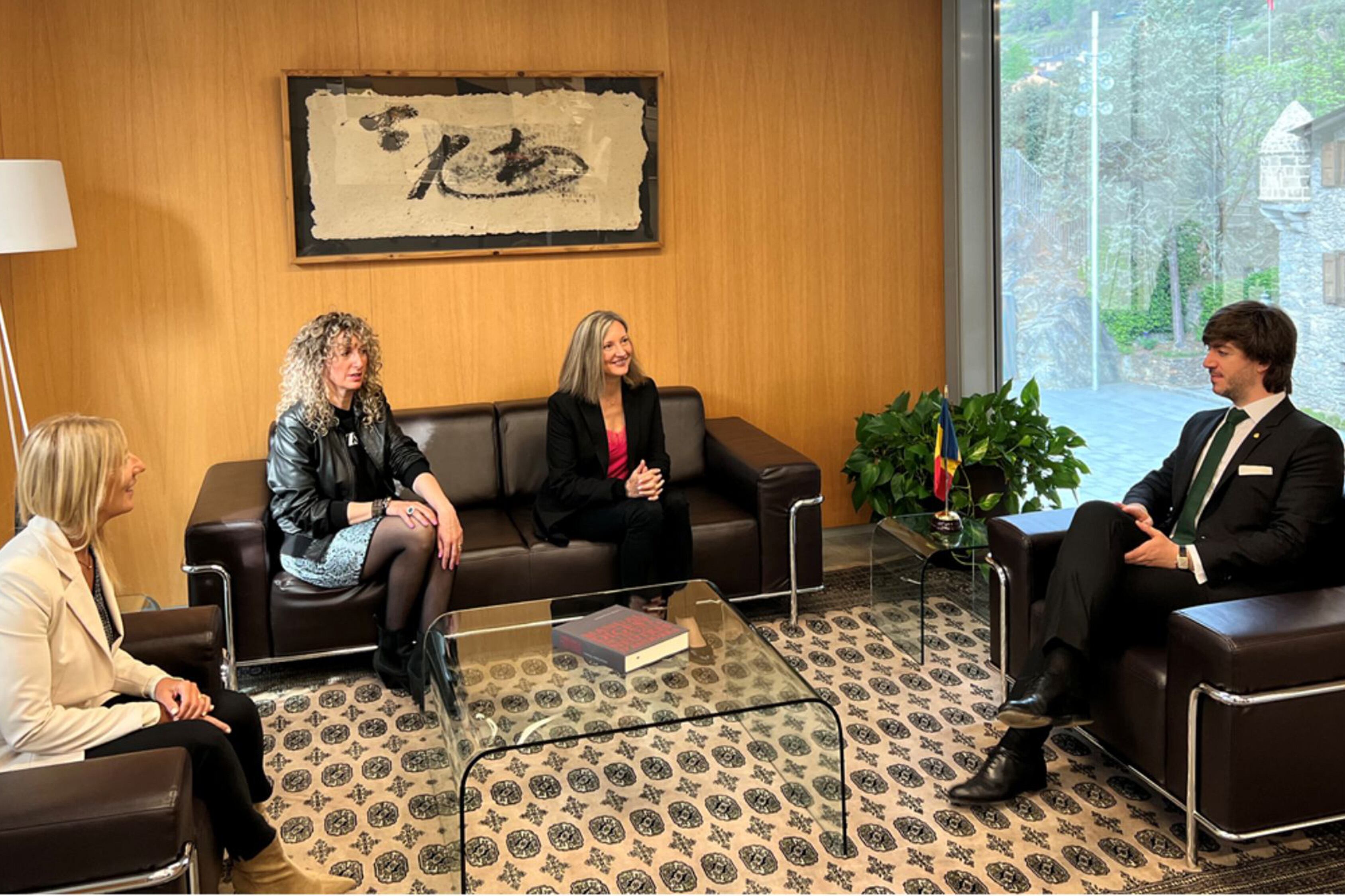 La trobada entre el síndic general, Carles Enseñat, i la subsíndica general i les secretàries, Sandra Codina, Carol Puig i Maria Àngels Aché.