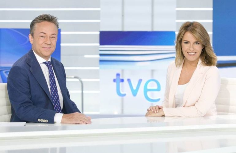 Sergio Sauca y Pilar García Muñiz, presentadores del telediario de sobremesa de TVE. 