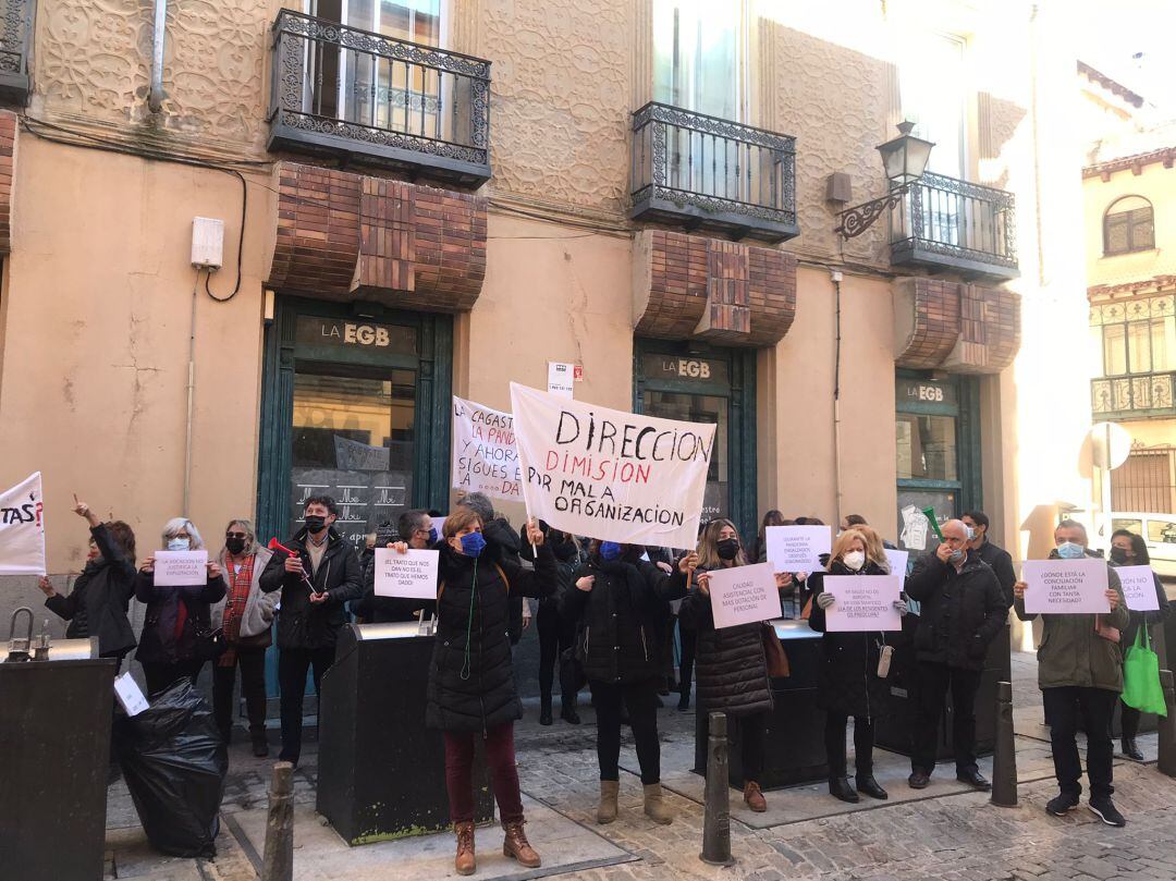 Los trabajadores de la residencia asistida han vuelto a concentrarse, en esta ocasión a las puertas de la Gerencia Territorial de Servicios Sociales de Segovia, para reclamar que se cubra la falta de personal