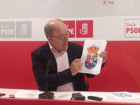 El portavoz socialista muestra los símbolos de las comarcas que están en el escudo de la Diputación