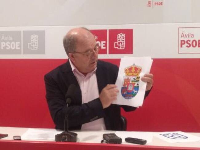 El portavoz socialista muestra los símbolos de las comarcas que están en el escudo de la Diputación