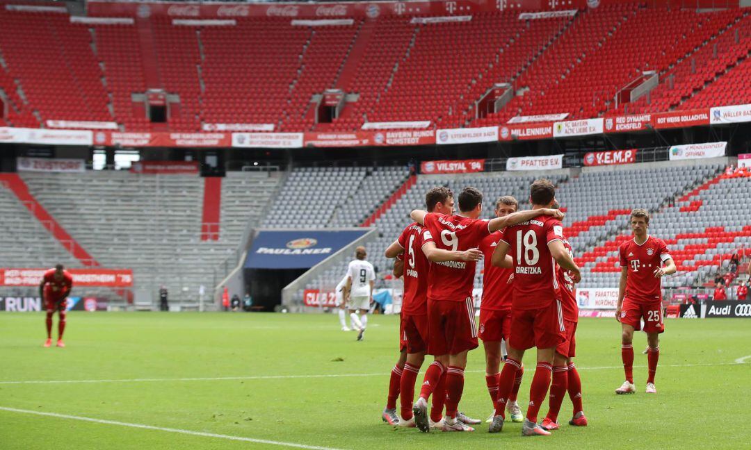 Los jugadores del Bayern celebran un gol tras la reanudación sin público de la última Bundesliga.