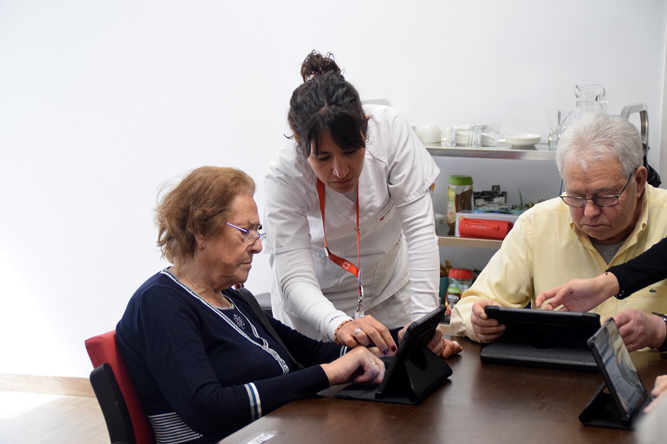Usuaris del centre de dia de la Creu Roja Andorrana, amb la nova eina d'estimulació neurològica.