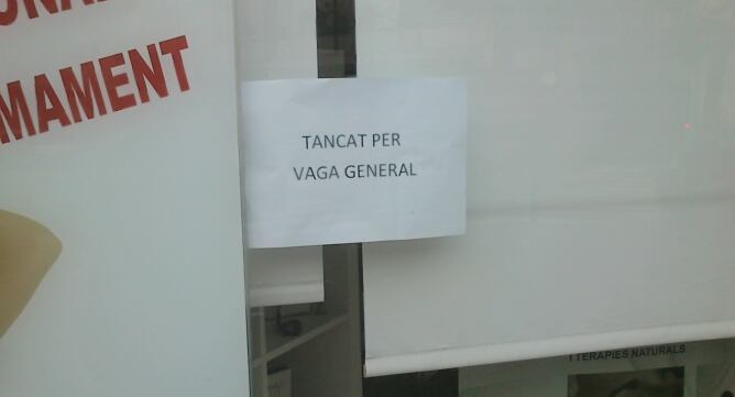 Cartell a un comerç de Vilafranca del Penedès que va tancar per la vaga general