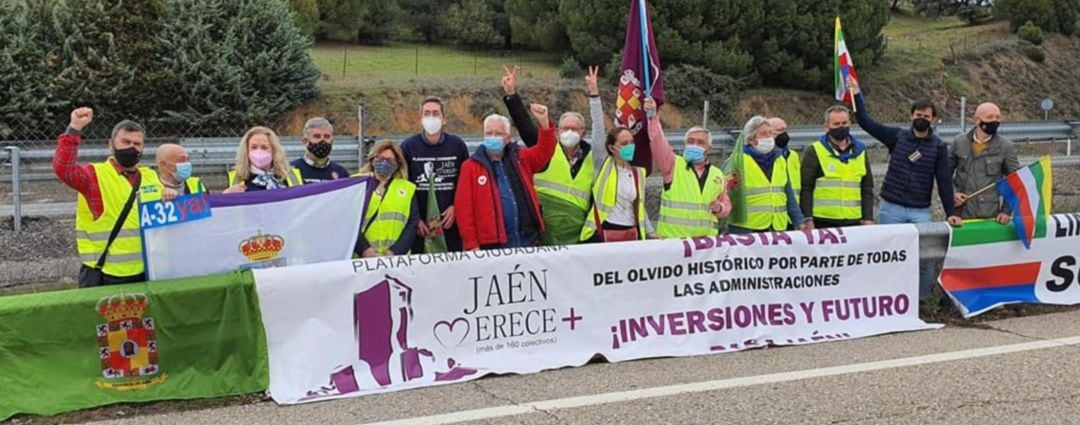 Representantes de la Plataforma Jaén Merece Más en la manifestación del domingo en Despeñaperros.