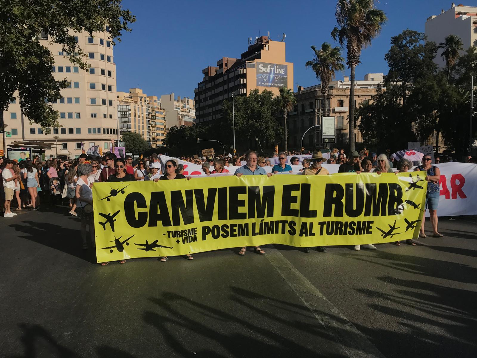 Más de veinte mil personas protestan en Palma contra la turistificación.