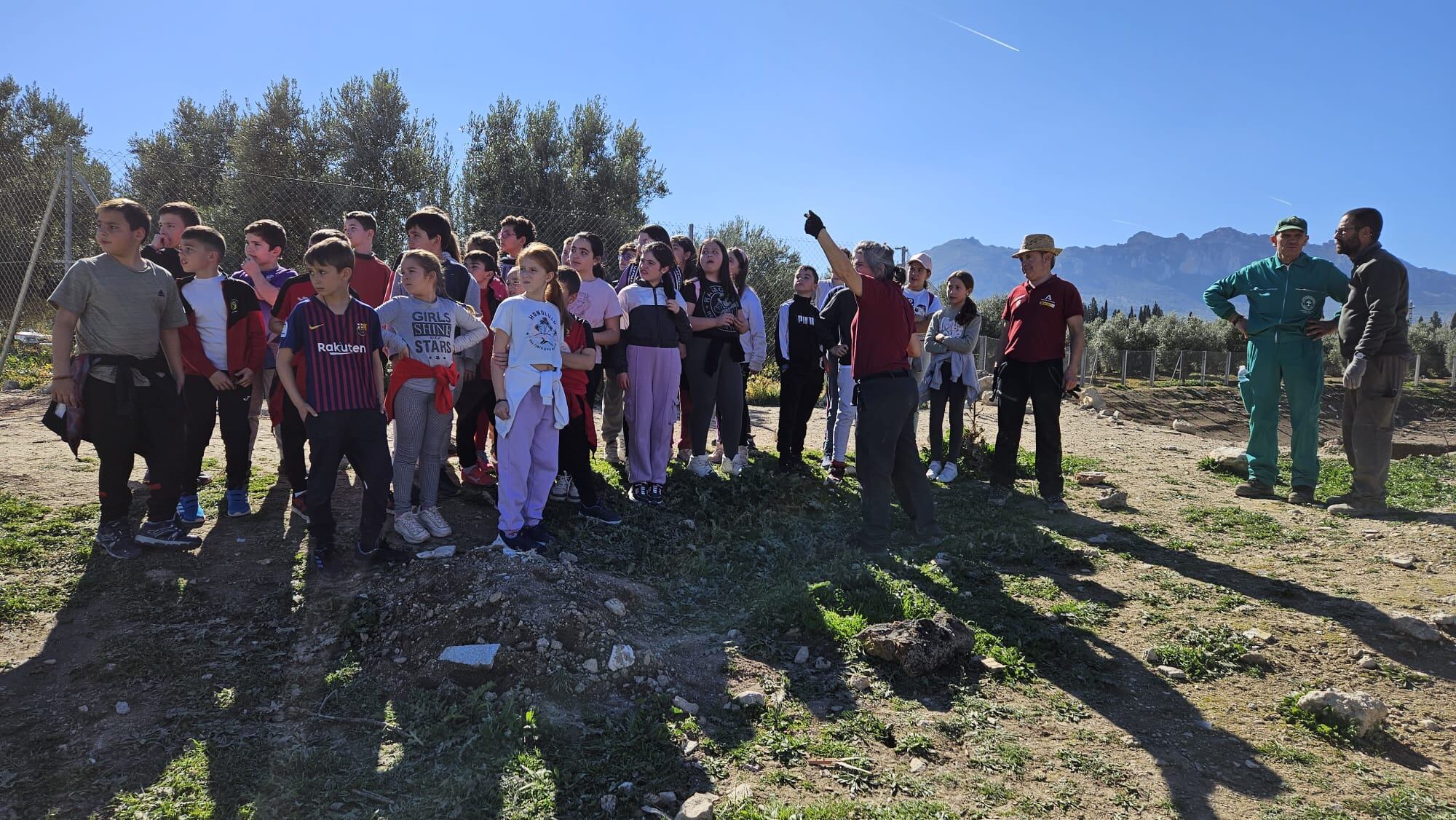 Grupo de escolares de Arroquia Martínez, momentos antes de iniciar la reforestación atienden las explicaciones de los monitores de la Escuela Taller Jódar 2