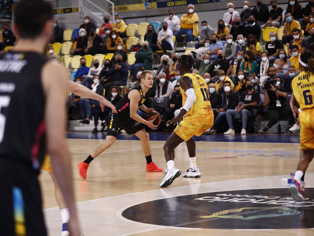 Un mal tercer cuarto condena al Lenovo Tenerife en el derbi (89-77)