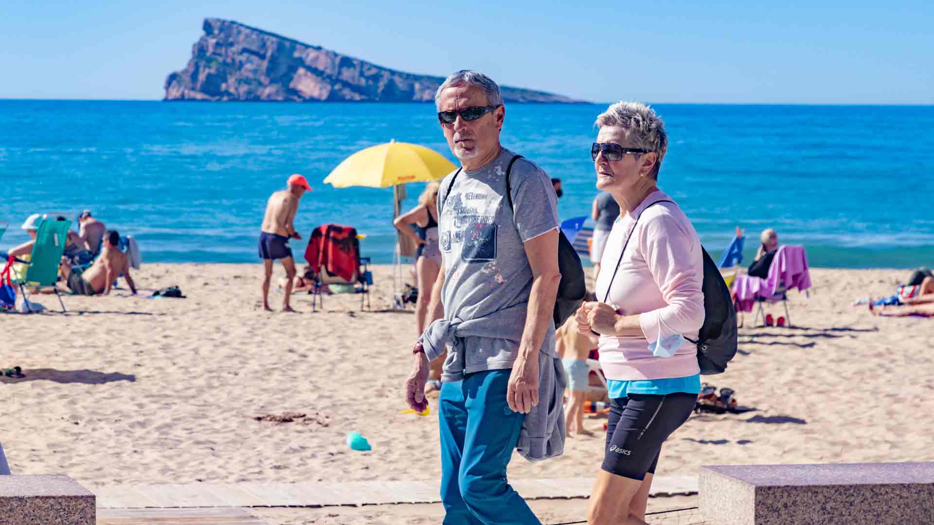 Una pareja pasea en la playa de Levante de Benidorm