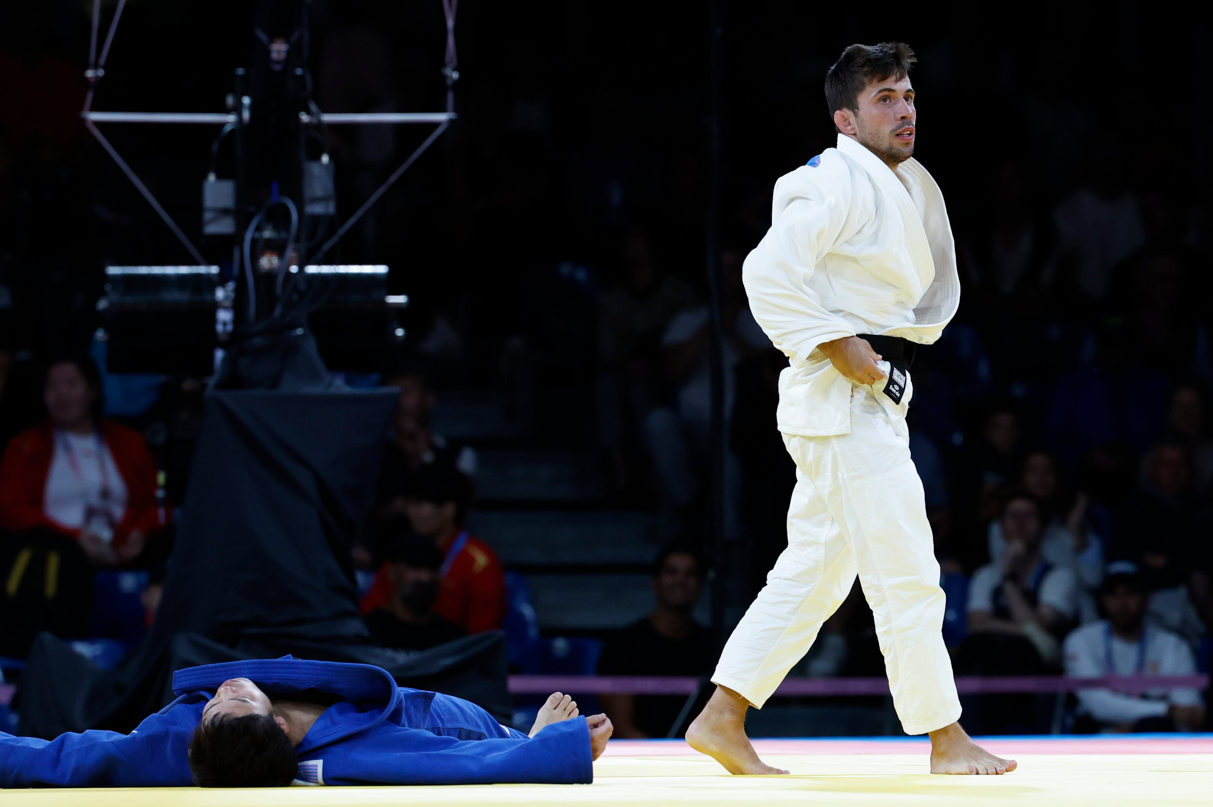 El judoca español Francisco Garrigós (blanco) combate con el nipón Ryuju Nagayama en la categoría masculina -60 kilos de los Juegos Olímpicos de París 2024 disputado este sábado en París.