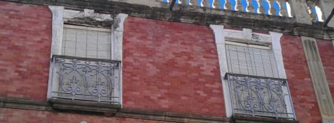 Desperfectos en la casa modernista de Porcuna