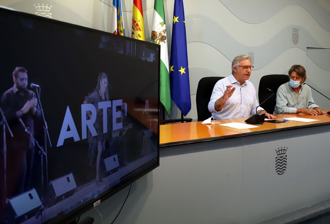 Francisco Camas junto a Luis Pérez en la rueda de prensa