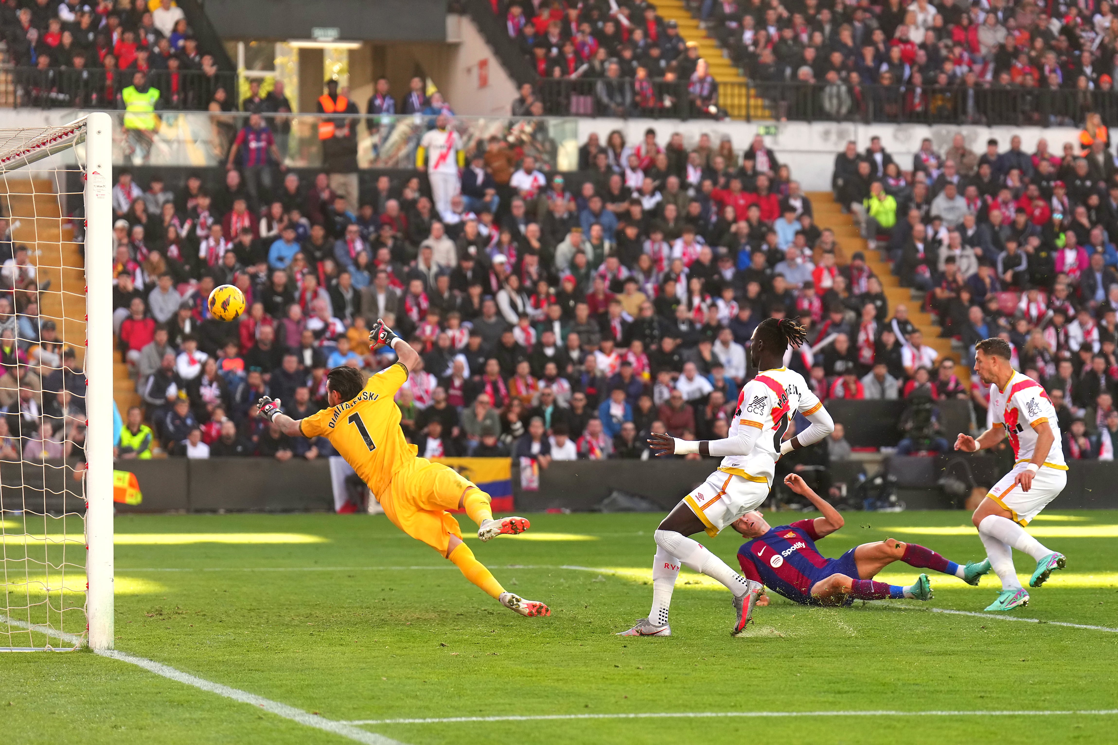 Robert Lewandowski anota el empate (1-1) en Vallecas después de un centro de Alejandro Balde. (Photo by Angel Martinez/Getty Images)