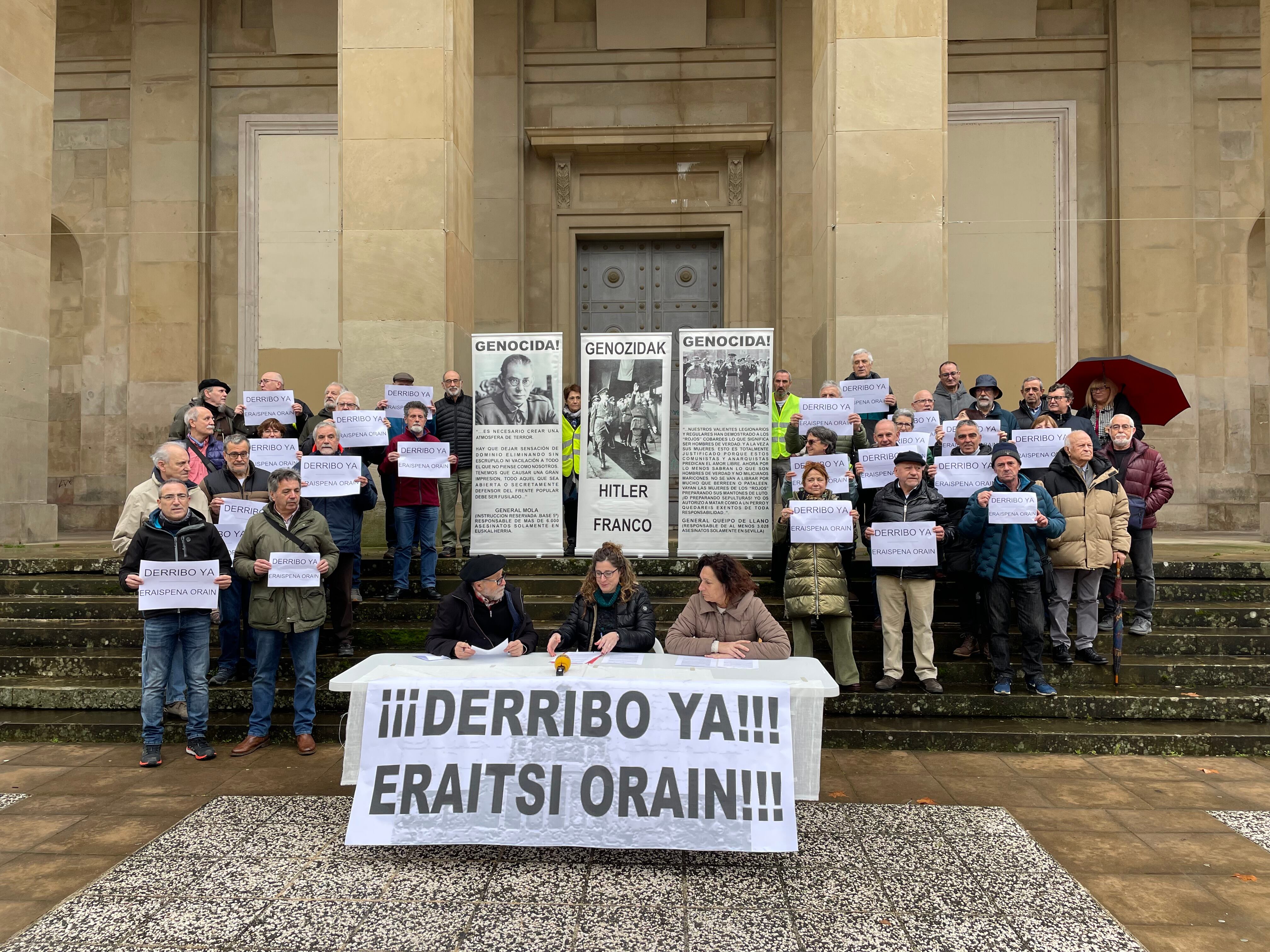 Asociaciones memorialistas piden el derribo del Monumento a los Caídos de Pamplona.