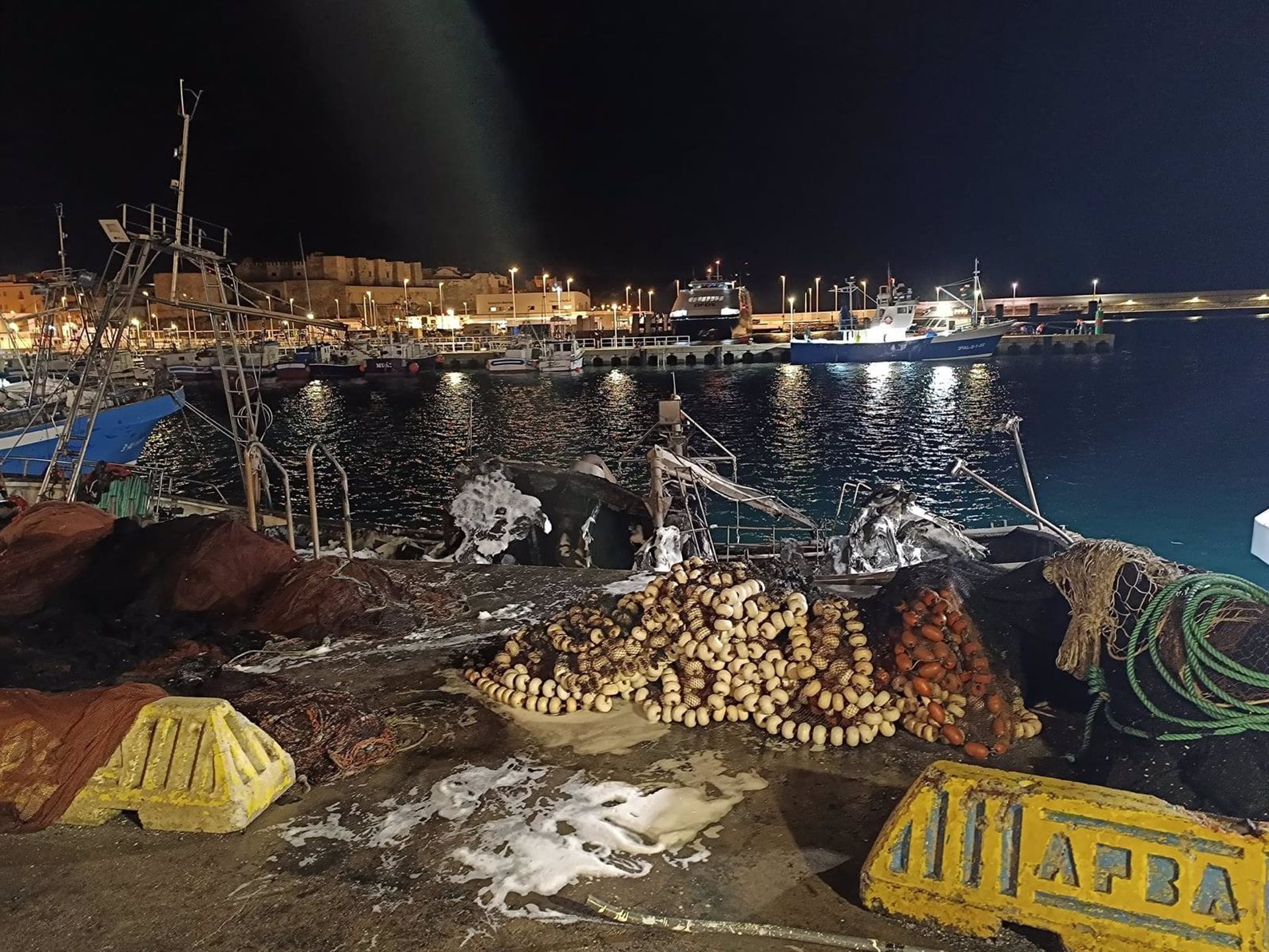 Pesquero afectado por un incendio en la lonja del puerto de Tarifa