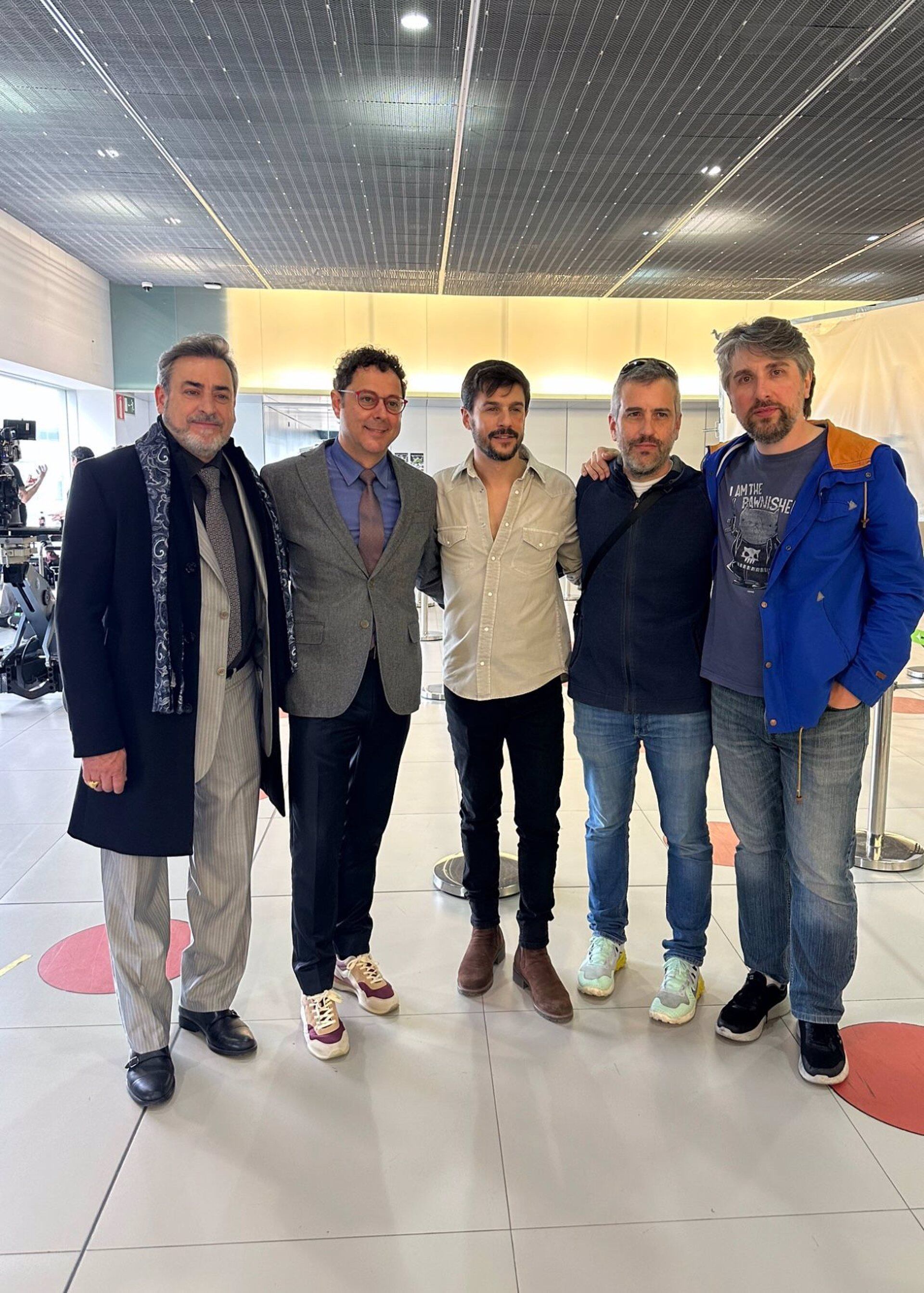 Imagen del director general del Instituto de las Industrias Culturales y las Artes, Manuel Cebrián, con los actores Jorge Bosch y Alejo Sauras y los directores de la película 'Hotel Bitcoin', Manuel Sanabria y Carlos 'Pocho' Villaverde