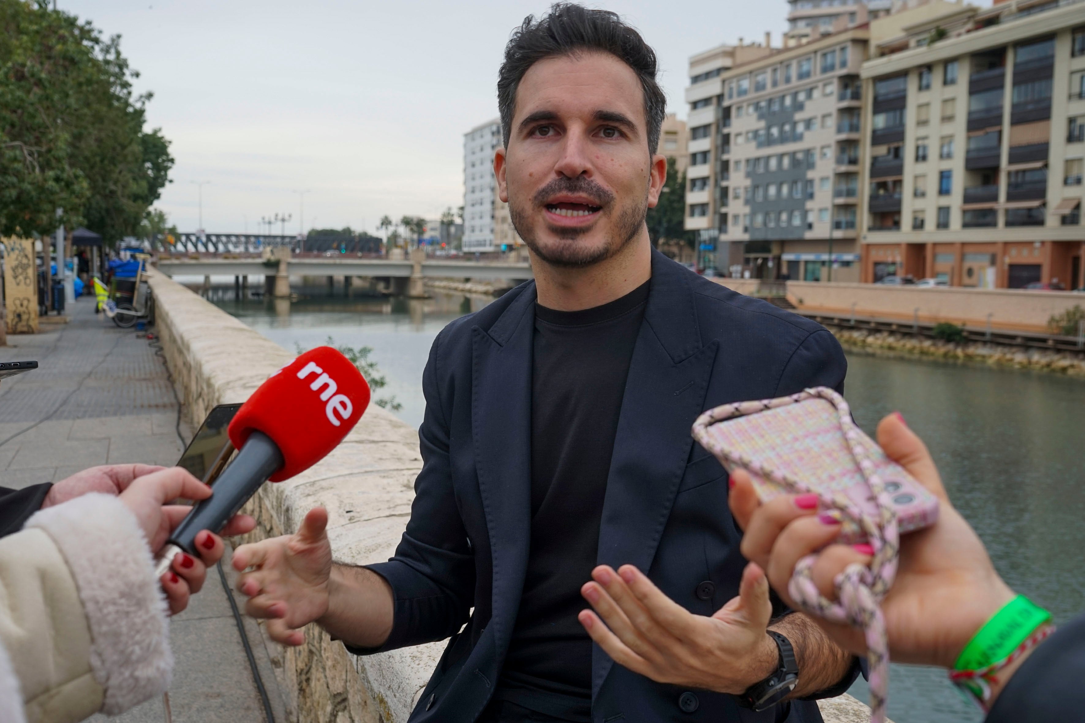 MÁLAGA, 08/02/2024.- El escritor Javier Castillo, autor de &#039;El juego del alma&#039;, novela en la que se basa la segunda temporada de la serie de Netflix &#039;La chica de nieve&#039;, este jueves en declaraciones a los medios en Málaga.  La segunda temporada de la serie &#039;La chica de nieve&#039; promete enganchar a los espectadores y un final para &quot;flipar&quot;, han asegurado este jueves a EFE la actriz Milena Smit, que interpreta a la protagonista, y Javier Castillo, el escritor de &#039;El juego del alma&#039;, la novela en la que se basa esta nueva producción. EFE/ María Alonso
