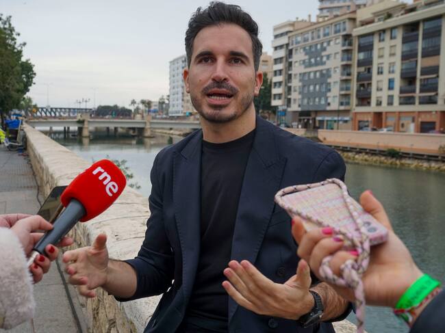 MÁLAGA, 08/02/2024.- El escritor Javier Castillo, autor de 'El juego del alma', novela en la que se basa la segunda temporada de la serie de Netflix 'La chica de nieve', este jueves en declaraciones a los medios en Málaga. La segunda temporada de la serie 'La chica de nieve' promete enganchar a los espectadores y un final para "flipar", han asegurado este jueves a EFE la actriz Milena Smit, que interpreta a la protagonista, y Javier Castillo, el escritor de 'El juego del alma', la novela en la que se basa esta nueva producción. EFE/ María Alonso