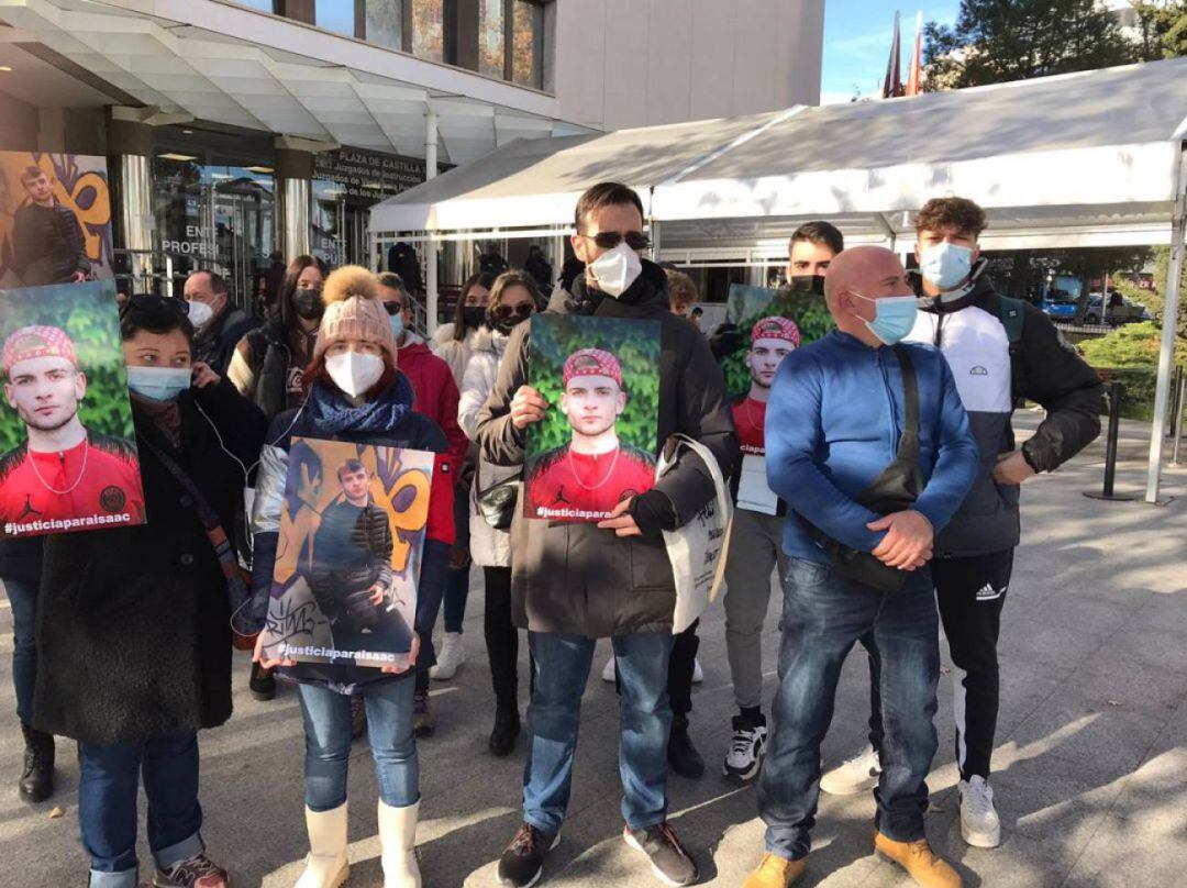 Concentración de familiares y amoigos en Plaza de Castilla